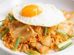 Resep Nasi Goreng Korea yang Pedas Segarnya Nendang