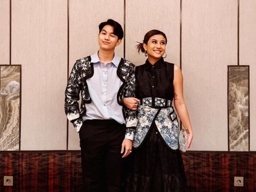 img-title Resmi Pacaran, Ini yang Buat Jonathan Alden Jatuh Hati pada Awkarin