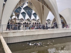Danau Masjid Al Jabbar Dipenuhi Sampah!