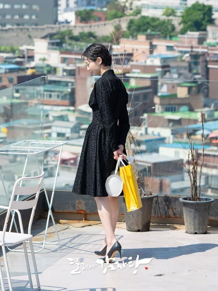 Si doi ngajak candlelight dinner? Gunakan midi dress dengan potongan A line hitam ini saja, Beauties. Aksen pada bagian pinggang bikin kamu tampak ramping. Padukan juga dengan heels favorit yang bikin tampilanmu semakin elegan!/ Foto: Instagram.com/kbsdrama