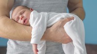 Tak Cuma dengan Bunda, Ini 7 Manfaat Skin to Skin Antara Bayi Baru Lahir dan Ayah