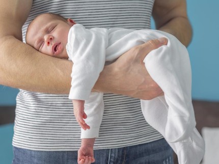 Tak Cuma dengan Bunda, Ini 7 Manfaat Skin to Skin Antara Bayi Baru Lahir dan Ayah