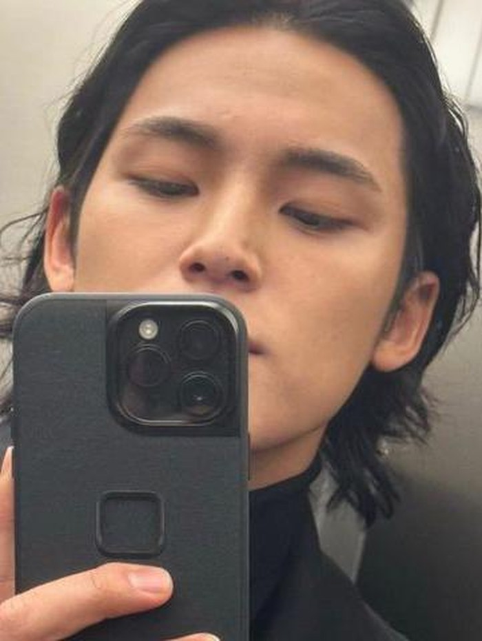 Tampaknya, Mingyu serius untuk memanjangkan rambut, Beauties. Pria kelahiran 6 April 1997 ini tampak betah dengan rambut gondrong dan enggan mencukur rambutnya./ foto: instagram.com/min9yu_k