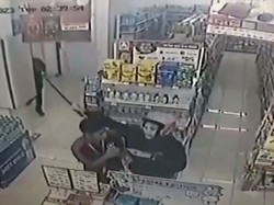 Terekam CCTV! Perampokan Minimarket di Makassar Pakai Samurai