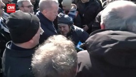VIDEO: Warga Histeris Peluk Erdogan yang Sambangi Lokasi Gempa Turki