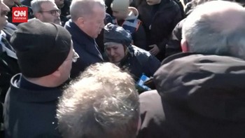 VIDEO: Warga Histeris Peluk Erdogan yang Sambangi Lokasi Gempa Turki