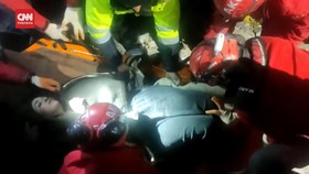 VIDEO: Momen TIM SAR Evakuasi Seorang Ibu dari Reruntuhan Bangunan