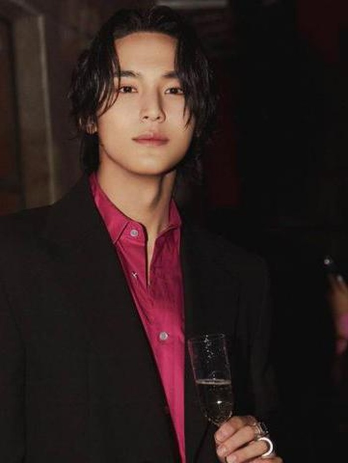 Tidak menunggu waktu lama, foto-foto Mingyu dengan rambut baru tersebut langsung ramai dibicarakan oleh netizen, terutama para Carat, Beauties./ foto: instagram.com/min9yu_k