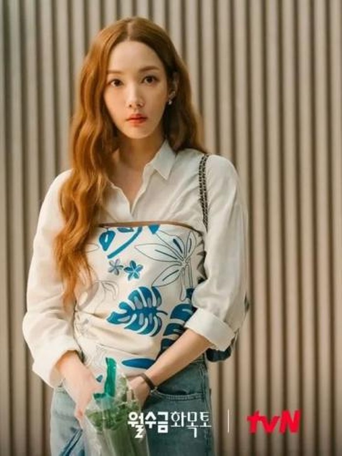 Untuk nge-date kamu nggak perlu belanja baju baru, Beauties. Cukup pakai kemeja putih milikmu dan kreasikan dengan scraft, seperti tampilan Park Min Young di Love in Contract berikut. Nggak mahal dan bisa tetap chic!/ Foto: instagram.com/tvn_drama