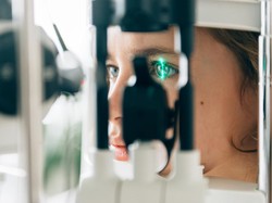 Mata si Kecil Menyala bak Mata Kucing? Waspadai Kanker Mata Retinoblastoma