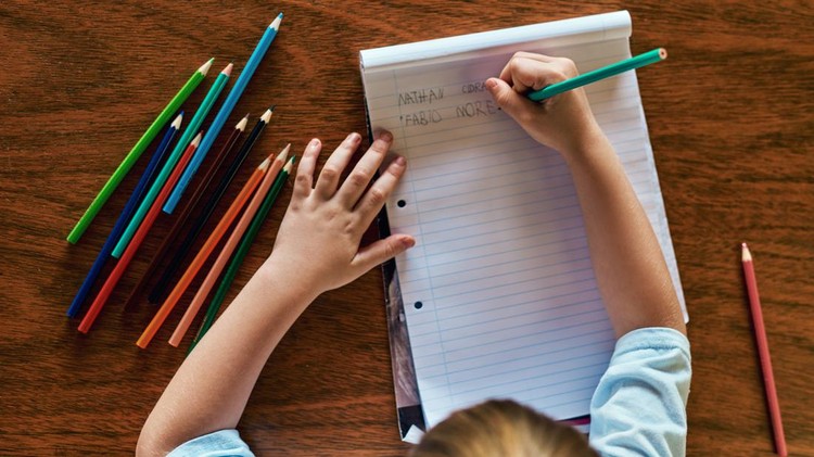 Anak Memiliki Tulisan Jelek, Apa Pertanda Buruk? Penyebab Disgrafia & Cara Mengatasinya