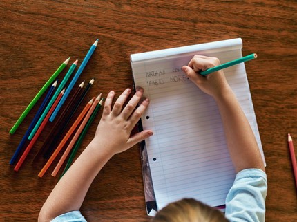 Anak Memiliki Tulisan Jelek, Apa Pertanda Buruk? Ketahui Dulu Penyebabnya Bun