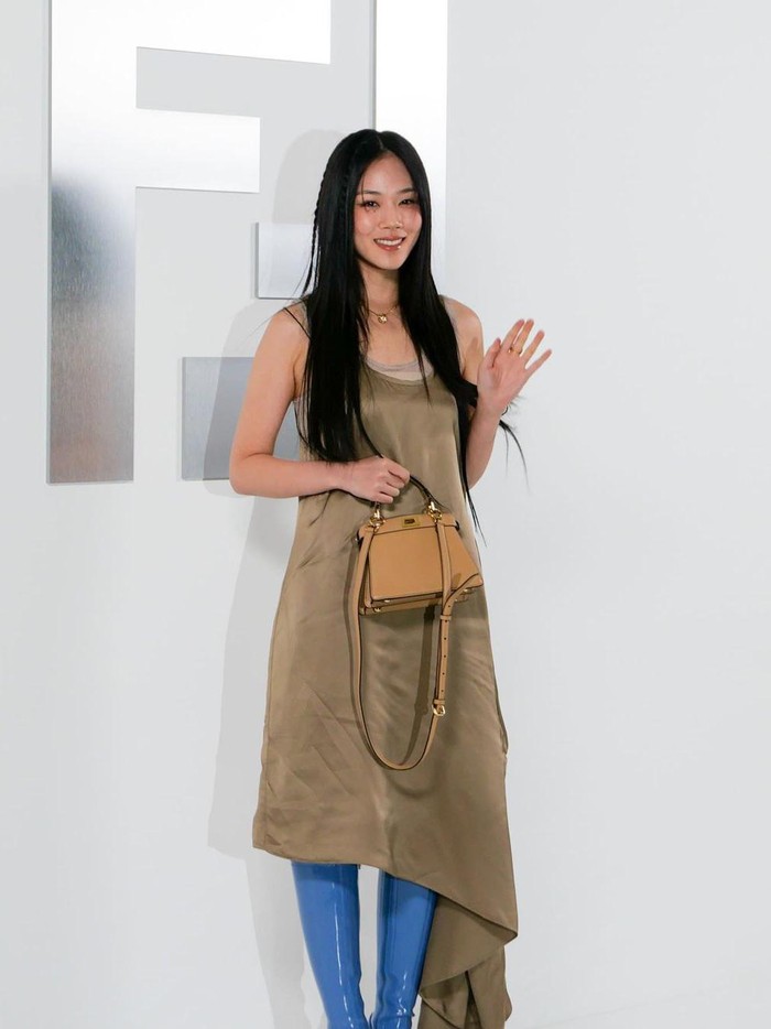 Penyanyi dan penulis lagu, BIBI, tampil elegan dengan perpaduan warna cokelat dan biru saat hadir di event Fendi./ Foto: instagram.com/1stlookofficial