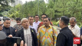 Bripka Madih Didampingi 10 Pengacara Datangi Polda Metro Jaya
