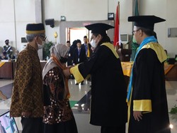 Orang Tua Gantikan Mendiang Putranya Wisuda di UIN Walisongo Semarang