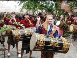 Viral Belasan Bule Main Gendang Beleq Khas Suku Sasak Lombok