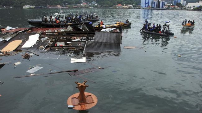 Empat pengunjung restoran di Jayapura tewas akibat guncangan gempa M 5,4. Selain itu, 5 luka dan 700 orang mengungsi.