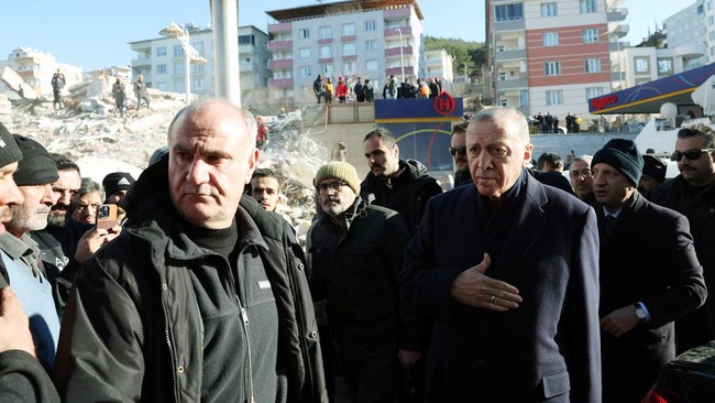 Sebagian warga menolak kunjungan Presiden Recep Tayyip Erdogan ke lokasi gempa Turki karena dinilai mencari simpati publik jelang pemilu.