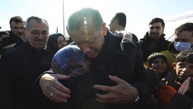 FOTO: Blusukan Erdogan Jenguk Korban Gempa Dahsyat Turki