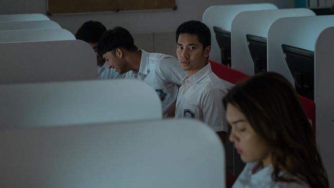 Emir Mahira mengatakan sempat ingin pensium akting karena mendapatkan penolakan dari mana-mana ketika comeback sebelum Dear David.