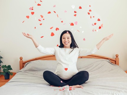 10 Ide Kado Valentine untuk Ibu Hamil, Bikin Hati Bumil Berbunga-bunga yuk Ayah!