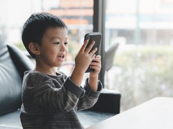 Bunda, Ini Pentingnya Menjauhkan Gadget Saat Anak Makan