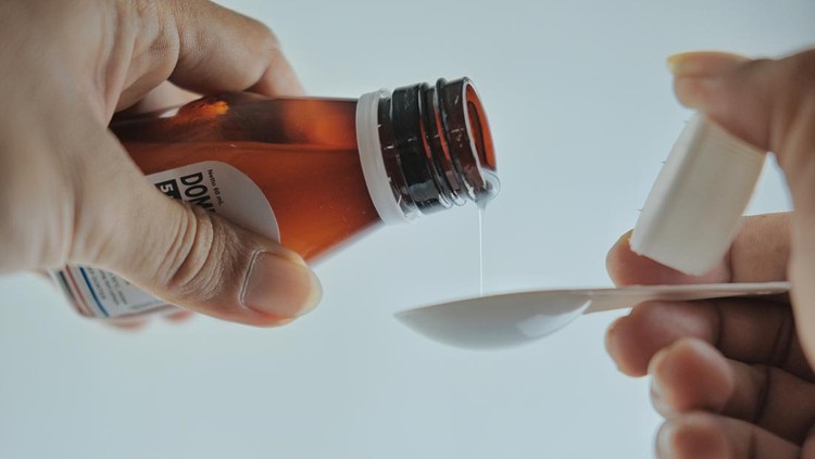 Ilustrasi Obat Sirop The Ministry of Health has instructed all pharmacies in Indonesia to temporarily stop the sale of all over-the-counter medicines in syrup form to the public. Drugs that are prohibited for sale include all types of drugs in syrup or liquid form, including liquid drugs for adults, and are not limited to paracetamol syrup alone.
The instruction was issued as an effort to be alert to cases of Atypical Progressive Acute Kidney Injury that often attacks children in Indonesia.