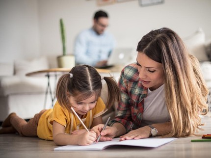 5 Tips Bagi Waktu Bunda Bekerja untuk Dampingi Anak Kerjakan PR