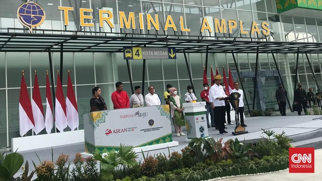 Presiden Joko Widodo (Jokowi) berharap ke depan terminal tidak ada preman dan kotor lagi seperti dulu lagi supaya masyarakat mau naik bus.