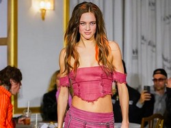 Model Copenhagen Fashion Week Viral, Pamer Taplak Jadi Gaun Ramah Lingkungan