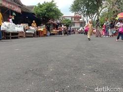 Aspal Jalan Pasar Halat Medan Masih Lengket Jelang Kedatangan Jokowi
