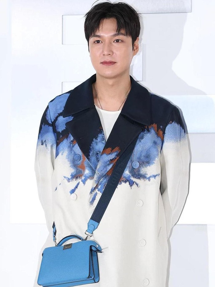 Brand ambassador Fendi lainnya yaitu Lee Min Ho juga tak kalah classy. Penampilannya didominasi warna biru, navy, dan putih yang menampilkan kesan maskulin./ Foto: instagram.com/harpersbazaarsg