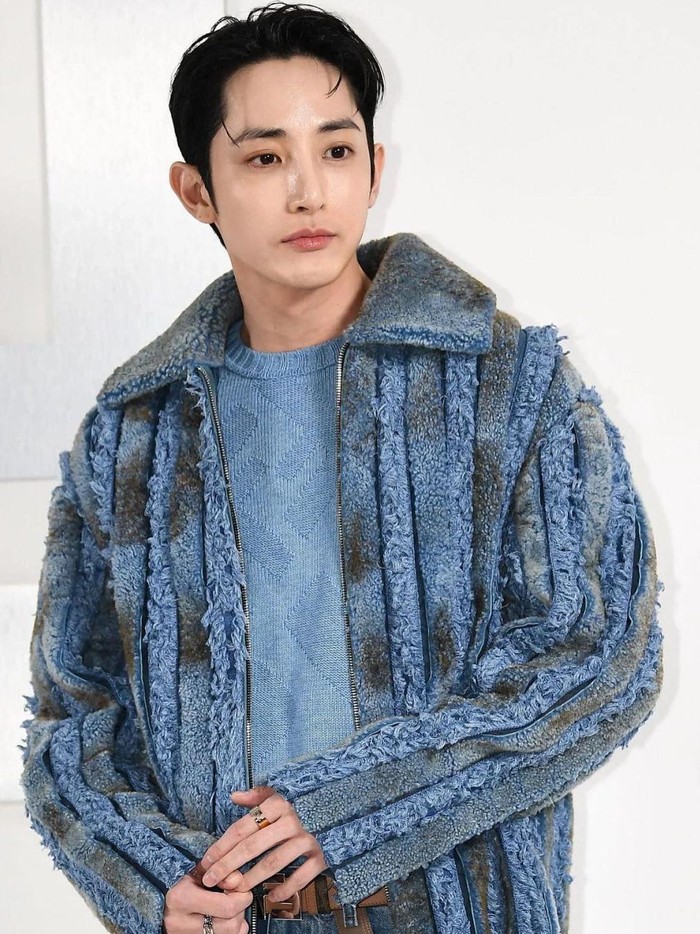 Memancarkan aura 'model' yang ia miliki, Lee Soo Hyuk tampak bersinar saat menghadiri event Fendi di Seoul, Korea Selatan tersebut./ Foto: instagram.com/harpersbazaarsg