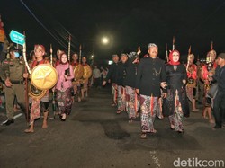 Kirab Pataka Peringati HUT ke-337, Gus Ipul Bagikan Harapan ke Warga Pasuruan