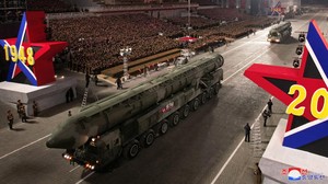FOTO: Kim Jong Un Pamer Kemegahan Parade Militer Korea Utara