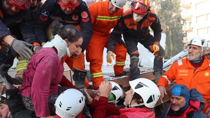 HATAY, TURKIYE - FEBRUARY 07: Hulya Yilmaz and her baby Ayse Vera are rescued under the rubble of a collapsed building after 29 hours of 7.7 and 7.6 magnitude earthquakes hit Hatay, Turkiye on February 7, 2023. Early Monday morning, a strong 7.7 earthquake, centered in the Pazarcik district, jolted Kahramanmaras and strongly shook several provinces, including Gaziantep, Sanliurfa, Diyarbakir, Adana, Adiyaman, Malatya, Osmaniye, Hatay, and Kilis. Later, at 13.24 p.m. (1024GMT), a 7.6 magnitude quake centered in Kahramanmaras' Elbistan district struck the region. Turkiye declared 7 days of national mourning after deadly earthquakes in southern provinces. (Photo by AytugCan Sencar/Anadolu Agency via Getty Images)