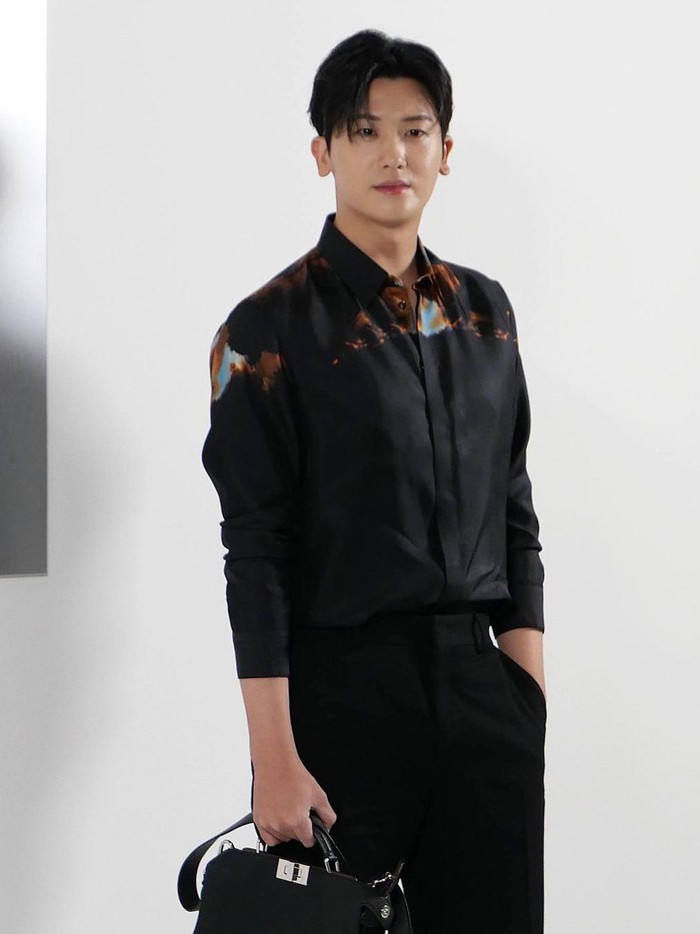 Hadirkan gaya smart casual look, Park Hyung Sik terlihat menawan dengan outfit yang didominasi berwarna hitam./ Foto: instagram.com/1stlookofficial