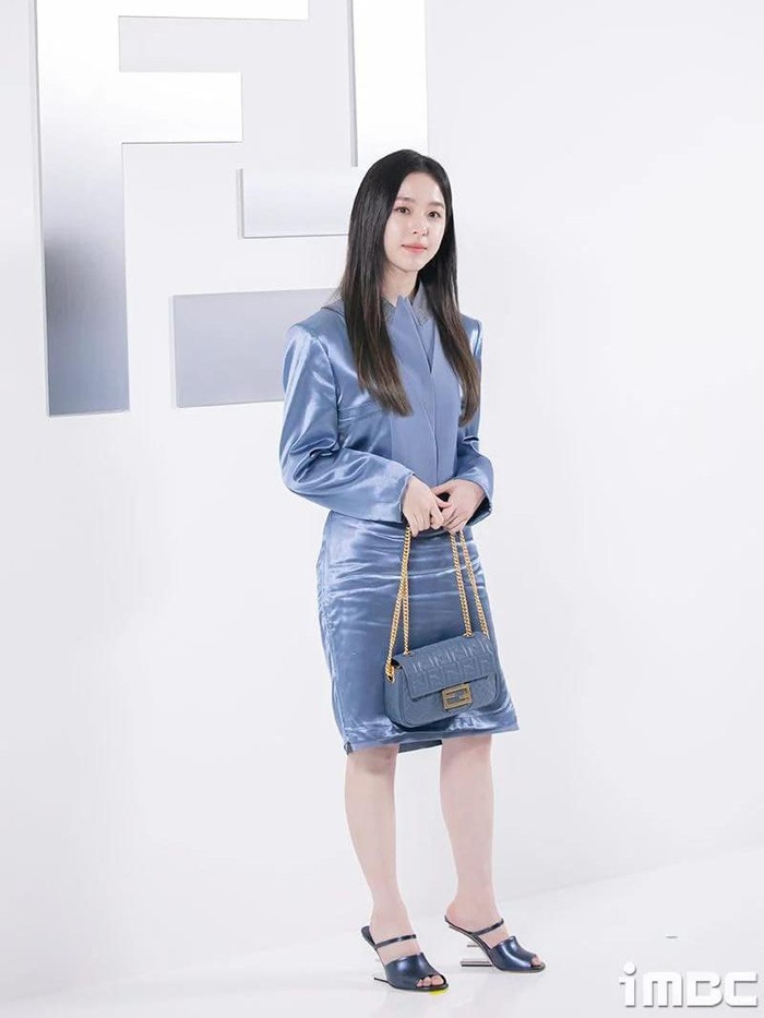 Aktris muda, Park Ji Hu, terlihat elegan dalam balutan dress selutut dengan tas dan heels yang berwarna senada dengan gaun yang ia kenakan./ Foto: imbc/allkpop.com