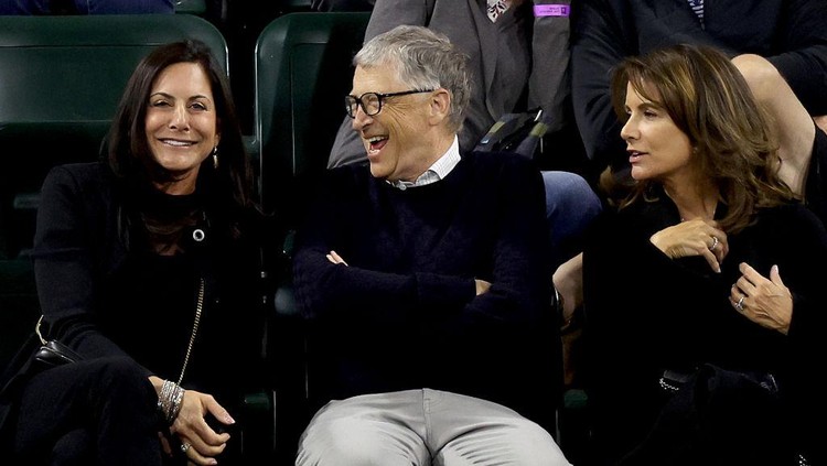 US businessman Bill Gates (2nd L) attends the tennis match between Paula Badosa of Spain and Maria Sakkari of Greece during their WTA semifinal match at the Indian Wells tennis tournament on March 18, 2022 in Indian Wells, California. (Photo by Frederic J. BROWN / AFP) (Photo by FREDERIC J. BROWN/AFP via Getty Images)