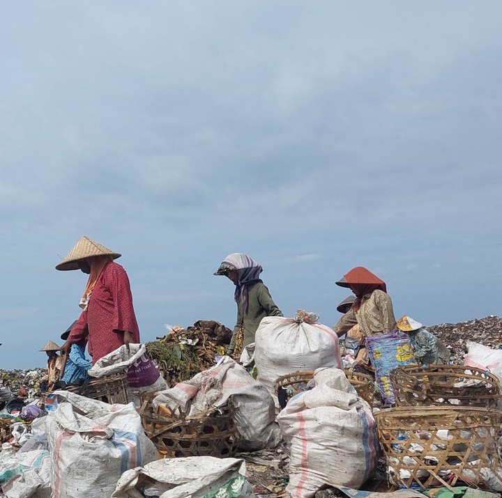 <p>Penyakit-penyakit yang berisiko dialami oleh pemulung salah satunya disebabkan oleh pihak yang tak bertanggung jawab, yang asal membuang sampah ke TPA, Bunda. "Rentan terpapar penyakit pernapasan, kulit, saraf. Karena ada saja pihak-pihak yang tidak bertanggung jawab membuang sampah yang tak seharusnya (seperti sampah medis). Makanya mereka potensial terserang penyakit," tutur Radiyus. (Foto: Annisa Afani/ HaiBunda)</p>