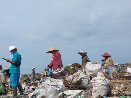 5 Potret Perjuangan Pemulung Wanita di TPA Kebon Kongok Lombok, Terancam Penyakit Serius