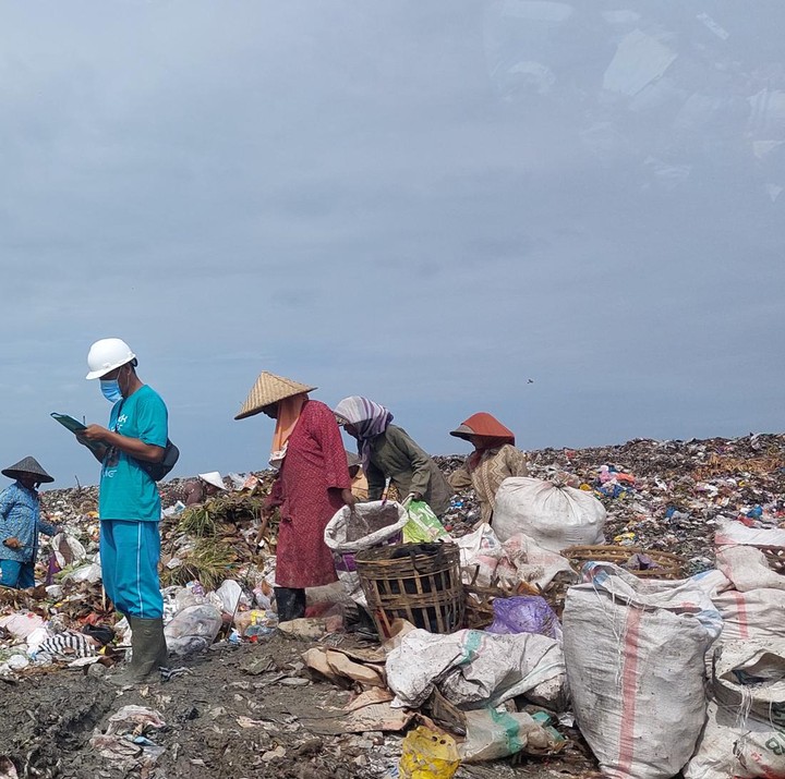 <p>Hari ini, Kamis (9/2/2023), Bubun bersama Danone Indonesia mengunjungi Tempat Pembuangan Akhir (TPA) Regional Kebun Kongok di Desa Sukamakmur, Lombok, Nusa Tenggara Barat. TPA Regional Kebon Kongok ini telah beroperasi sejak 1993 dan memiliki luas sekitar 13 hektare dengan<br />beban ideal 991.800 meter kubik sampah. (Foto: Annisa Afani/ HaiBunda)</p>