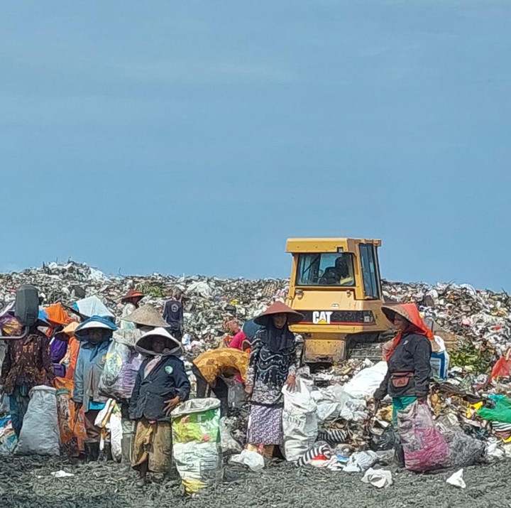 <p>Bubun diajak untuk melihat aktivitas para pemulung yang didominasi para wanita. Di tengah tumpukan sampah yang menggunung, mereka memilah barang-barang yang bisa dijual seperti plastik botol. Salah satu tim yang bertugas bercerita, beberapa anak dari para pemulung di sini ada yang pernah mengalami stunting atau gangguan pertumbuhan anak kurang gizi kronis. (Foto: Annisa Afani/ HaiBunda)</p>