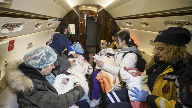 Kisah Erdogan-Istri Selamatkan 16 Bayi Korban Gempa Pakai Jet Pribadi Sebanyak 16 bayi diselamatkan dari puing-puing bangunan di Kahramanmaras imbas gempa Turki.