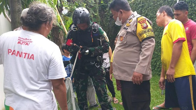 TNI AL: Prajurit Terjun Payung Nyasar Akibat Angin Kencang Prajurit TNI AL yang nyasar ke rumah warga di Ciganjur, Jakarta saat latihan terjun payung diakibatkan oleh angin kencang.