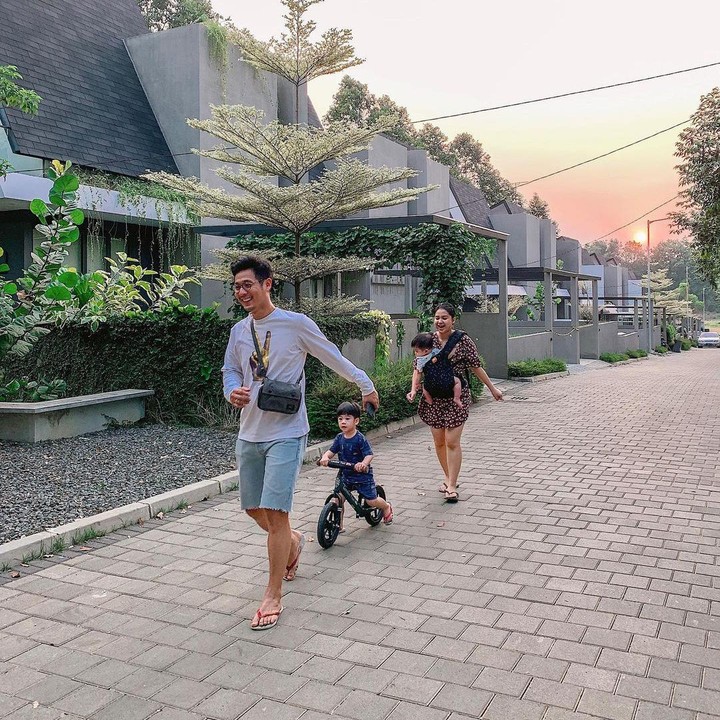<p>Rumah pasangan ini diketahui berada di kawasan perumahan dengan bangunan modern dengan lingkungan yang super nyaman, lho, Bunda. Sepertinya cocok untuk keluarga pasangan muda seperti Putri Titian dan Junior Liem, ya. (Foto: Instagram@putrititian)</p>