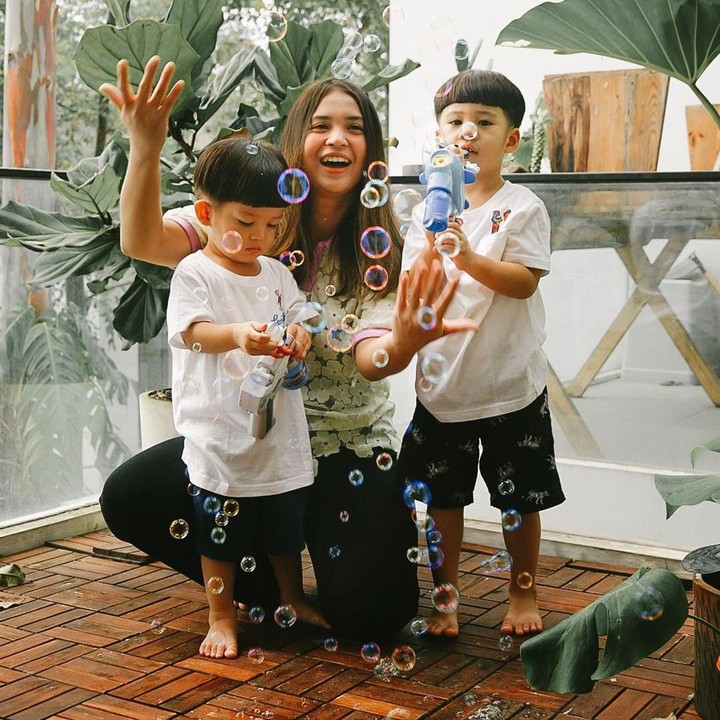 <p>Sudut lain rumahnya yang sering terlihat dari postingan mereka adalah area balkon. Balkon yang menggunakan kaca sebagai pembatasnya ini dilengkapi dengan beberapa tanaman kesayangan milik Putri, Bunda. (Foto: Instagram@putrititian)</p>