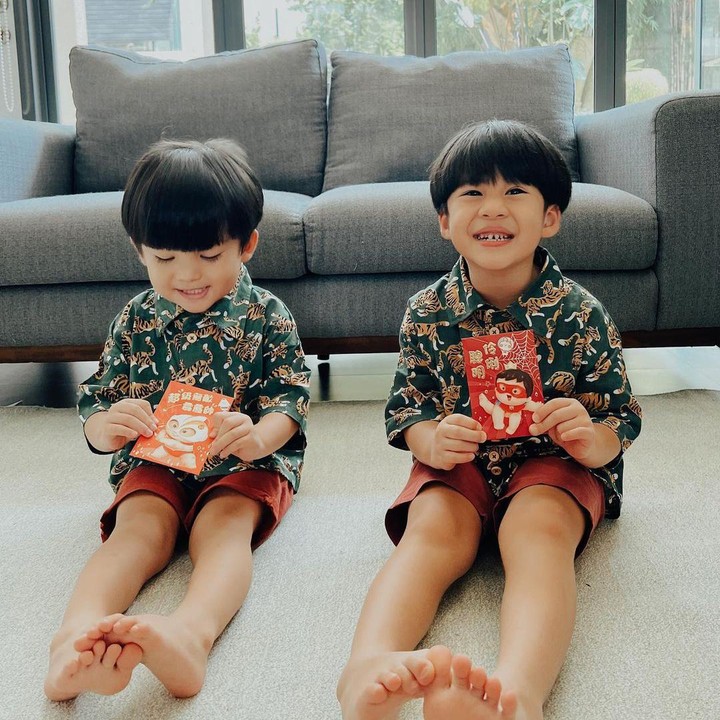 <p>Putri dan Junior memang jarang menampilkan setiap sudut rumah mereka secara jelas. Meski begitu, dari beberapa postingan mereka di media sosial, menampilkan sedikit sudut rumahnya. Potret yang satu ini adalah ruang keluarga yang sering mereka gunakan untuk menghabiskan waktu bersama. Ruang keluarga ini dilengkapi dengan sofa berwarna abu-abu. (Foto: Instagram@putrititian)</p>