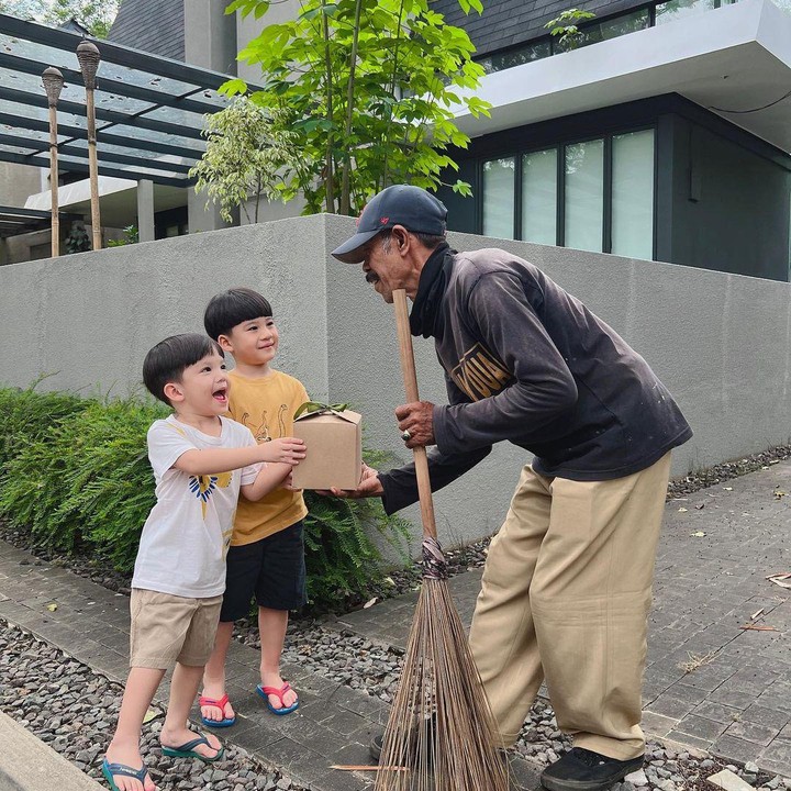 <p>Putri Titian dan Junior Liem bersama dua orang anak laki-lakinya, menempati rumah yang super nyaman, Bunda. Rumahnya ini bernuansa monokrom, lho. Seperti potret berikut yang menampilkan depan rumah pasangan artis yang satu ini. (Foto: Instagram@putrititian)</p>