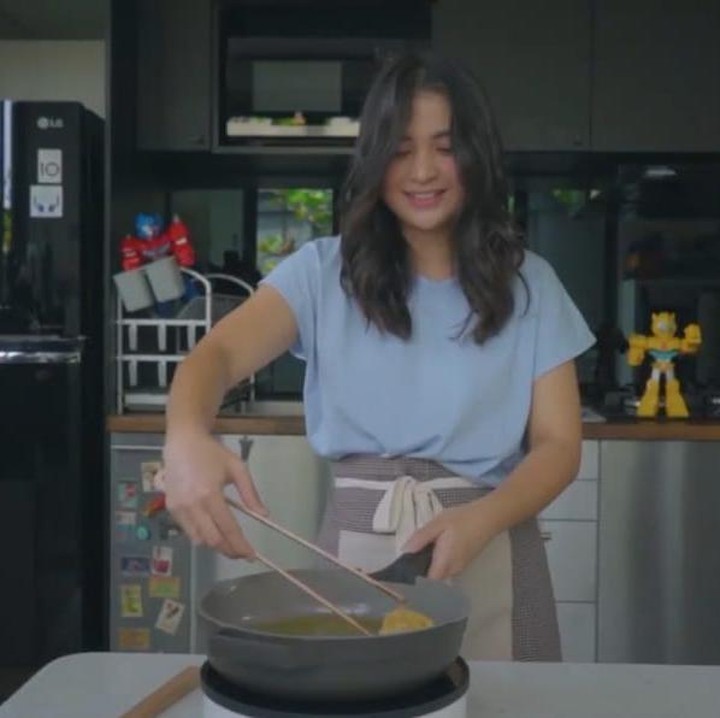 <p>Sementara itu, area dapur yang sering digunakan Putri menyajikan hidangan untuk keluarga kecilnya ini terlihat sederhana dan minimalis. (Foto: Instagram@putrititian)</p>